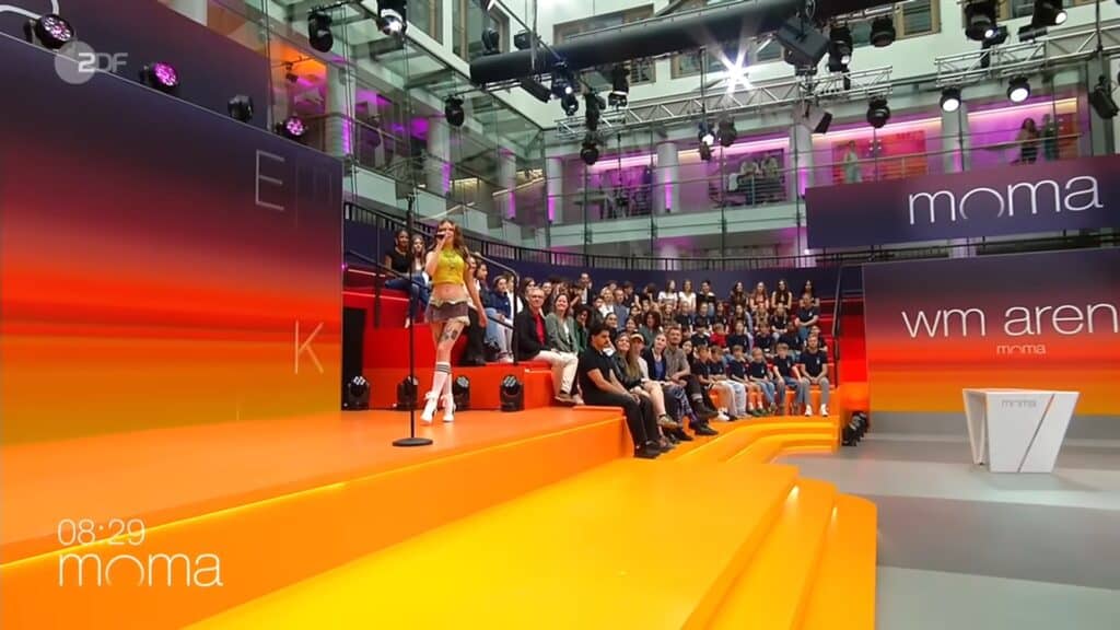 Rapperin Ikkimel singt auf einer Bühne des ZDF-Morgenmagazins. Im Hintergrund sitzen Zuschauer.