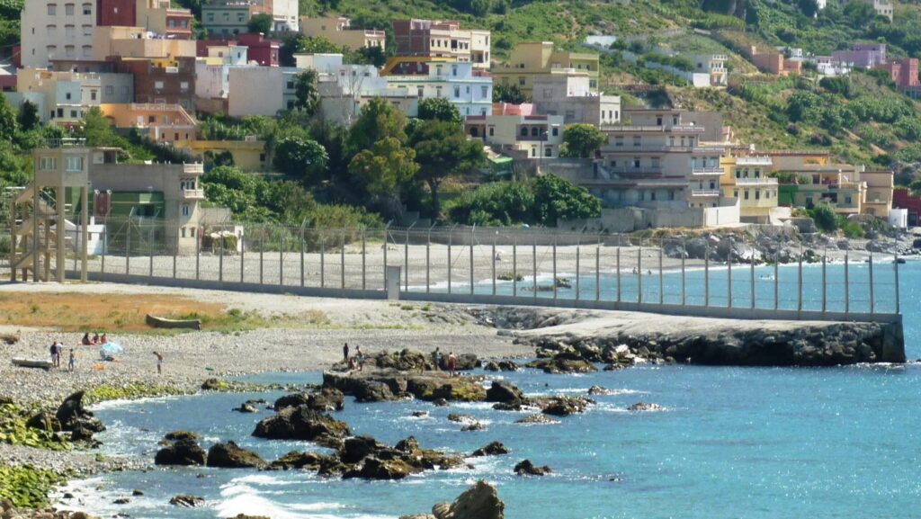 Grenzzaun auf Ceuta nach Marokko