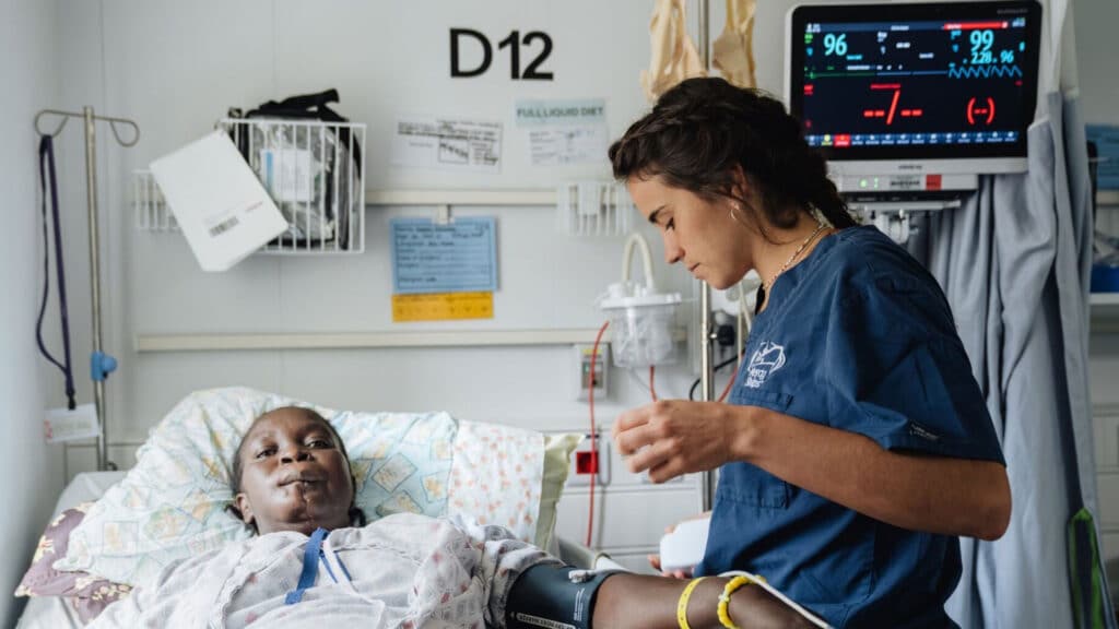 Charlotte Schall ist regelmäßig mit der Organisation Mercy Ships unterwegs. (Foto: Mercy Ships)