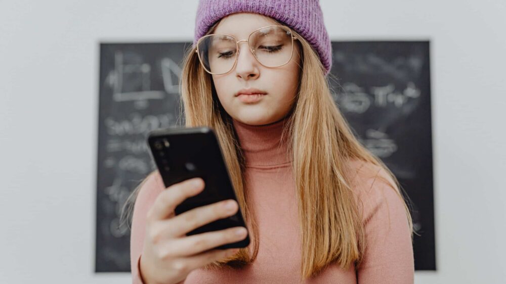 Jugendliche mit Smartphone