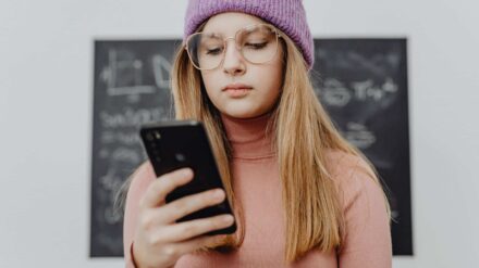 Jugendliche mit Smartphone