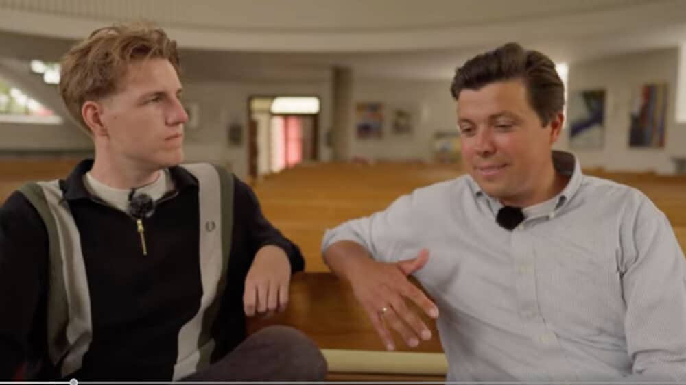 Pfarrer Justus Geilhufe (rechts) steht dem Influencer Marcant zur Zukunft der Kirche Rede und Antwort