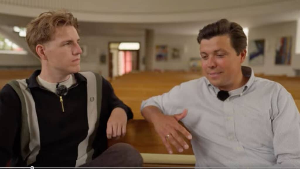 Pfarrer Justus Geilhufe (rechts) steht dem Influencer Marcant zur Zukunft der Kirche Rede und Antwort