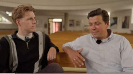 Pfarrer Justus Geilhufe (rechts) steht dem Influencer Marcant zur Zukunft der Kirche Rede und Antwort
