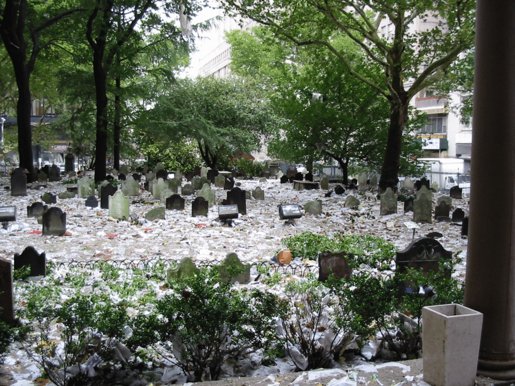 Papierfetzen übersäen den Friedhof der St. Pauls Chapel, 9/11
