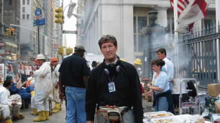 Lyndon Harris posiert vor den Grils der St. Pauls Chapel zum Porträt, Hilfsarbeiten nach. 9/11