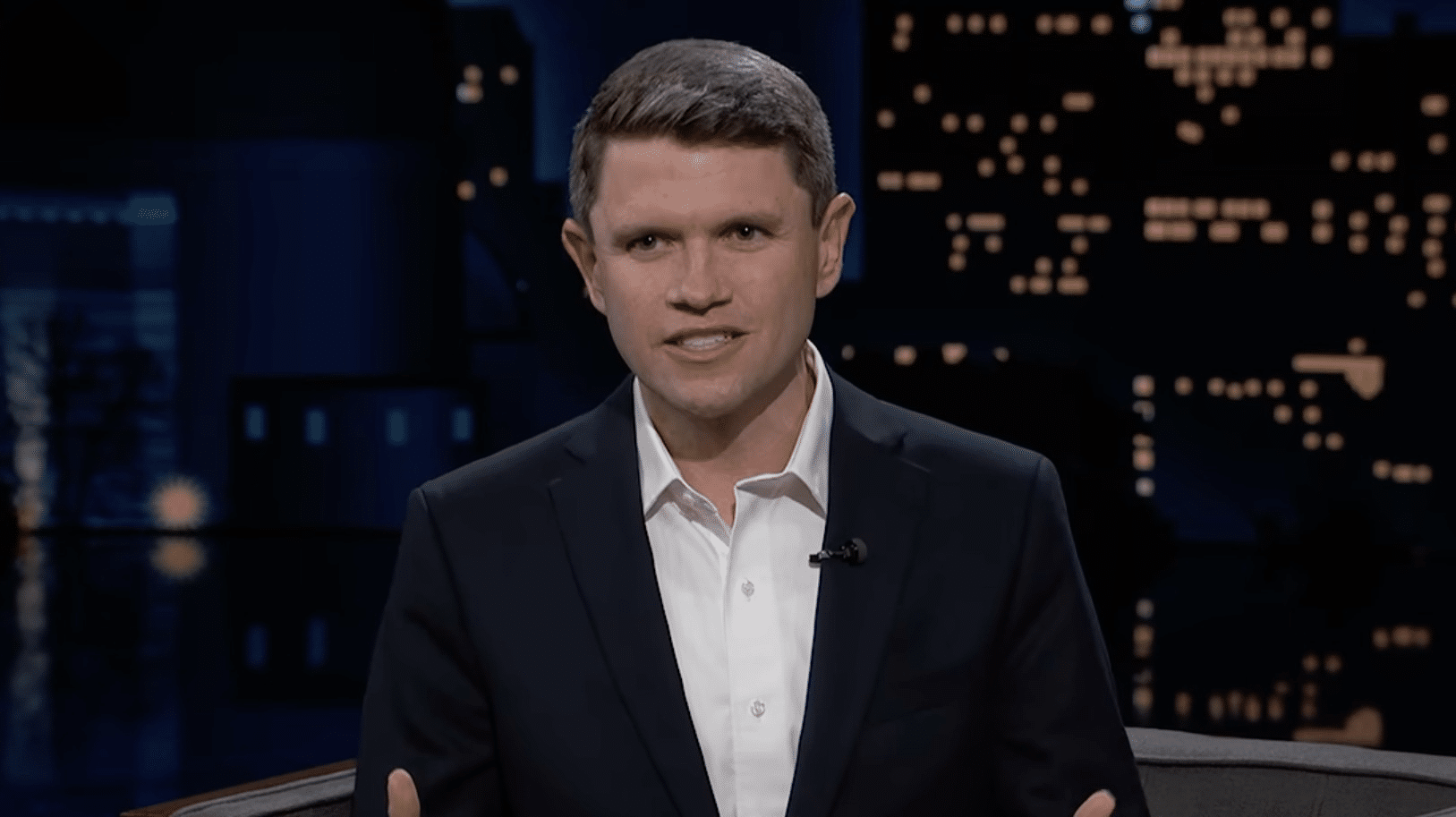 Politiker spricht üb...