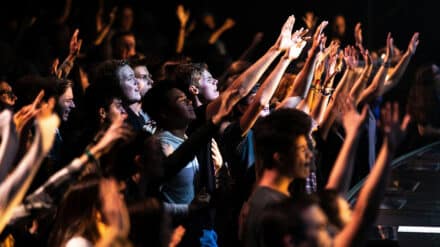 Junge Menschen beim Konzert