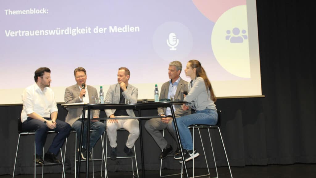 Christoph Irion (2.v.l.) und Mika Beuster (Mitte) diskutieren über die Glaubwürdigkeit von Medien (Foto: PRO/ Dr. Johannes Blöcher-Weil)