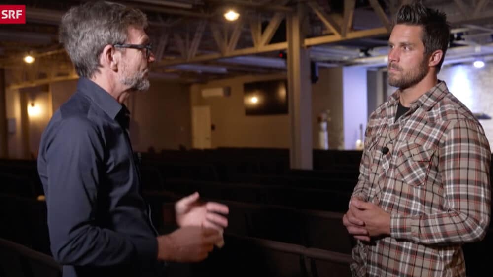 Der SRF-Redakteur fühlt Pastor Travis Carey auf den Zahn
