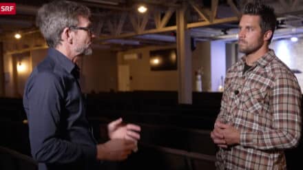 Der SRF-Redakteur fühlt Pastor Travis Carey auf den Zahn