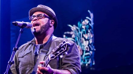 Gospelsänger Israel Houghton bei einem Konzert