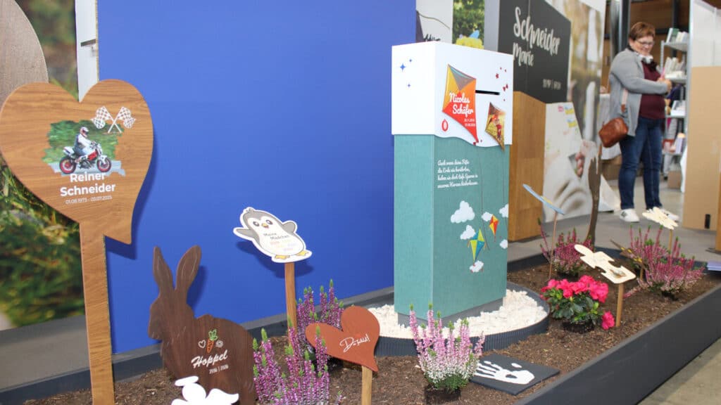 Die Ausstellung auf der Messe zeigte, wie vielfältig mittlerweile die Bestattungskultur ist (Foto: PRO/Dr. Johannes Blöcher-Weil)