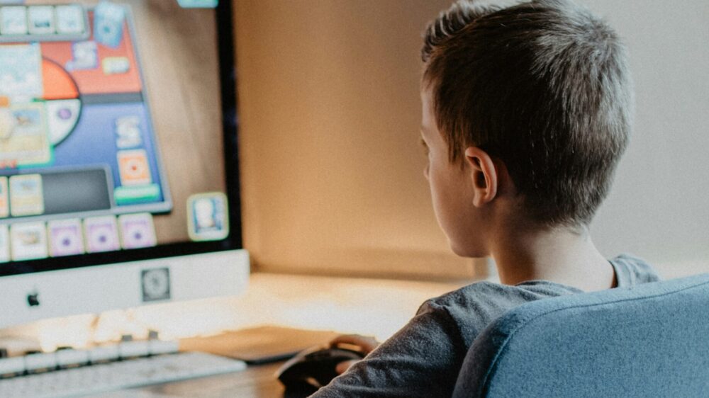 Kind beim Computerspielen