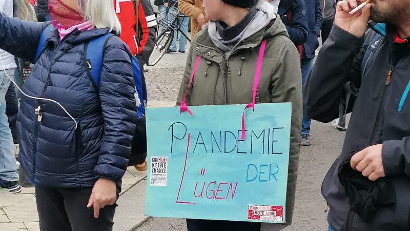 Menschen auf „Querdenken”-Demonstrationen eint vor allem Misstrauen gegenüber der Regierung, den Medien oder dem Finanzsystem Menschen auf „Querdenken