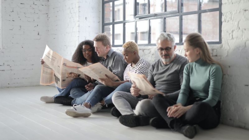 Menschen lesen Zeitung Gruppe, Menschen, Zeitung, lesen, Loft
